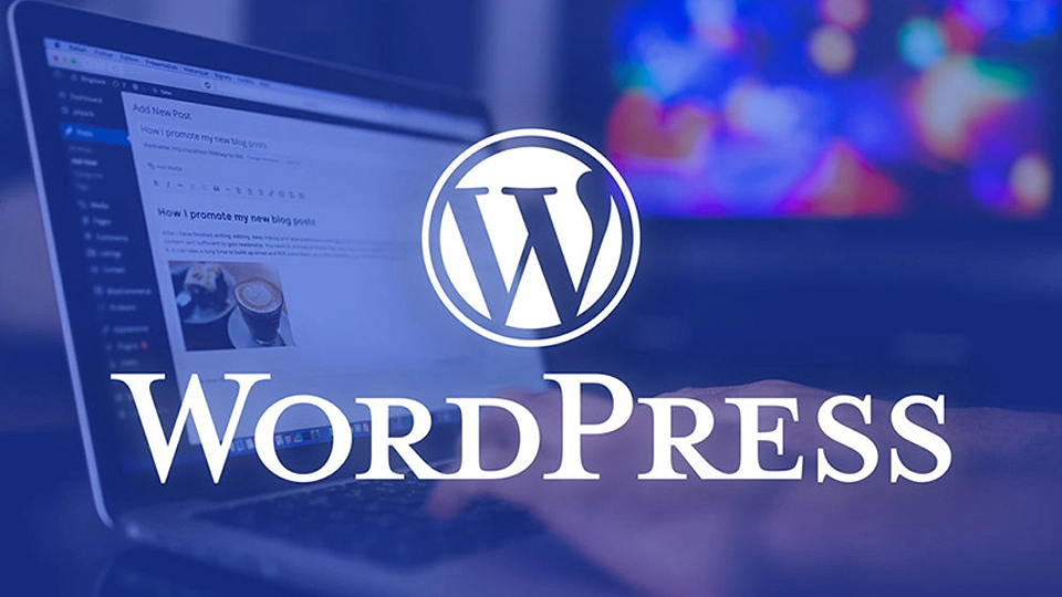 Interface WordPress avec un site en construction, montrant le tableau de bord et l'éditeur de page